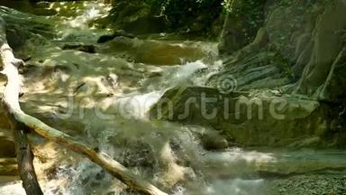 带岩石的小山河.. 山中的河流野生动物自然美景